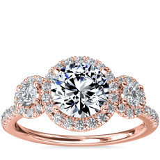 Anillo de compromiso de diamantes con halo y tres piedras en oro rosado de 14 k